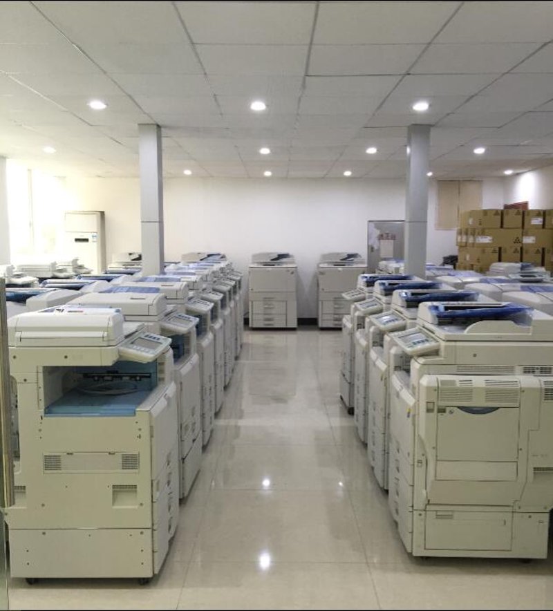 在现代办公室中，各种各样的办公设备必不可少。从基本的文具到高科技的智能设备，它们共同构建了一个高效的工作环境。